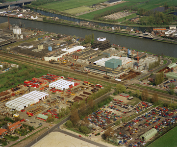 805577 Luchtfoto van het industrieterrein West-Kanaaldijk te Maarssenbroek (gemeente Maarssen) met o.a. Strukton B.V. ...